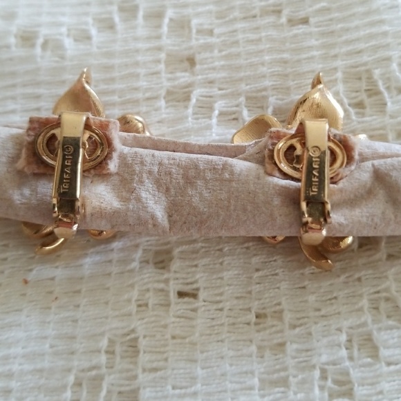 Trifari flowers Earrings and Brooch - Picture 4 of 5